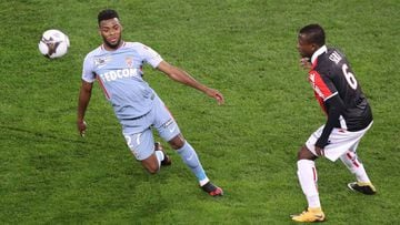 Lemar y Seri en la disputa por el bal&oacute;n en el juego entre Niza y M&oacute;naco por la Copa de la Liga de Francia