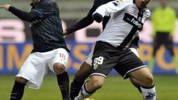 Antonio Cassano (Parma) disputa el bal&oacute;n con Gary Medel (Inter), en la jornada 10 de la Serie A.