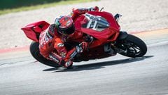 Pecco Bagnaia pilotando la Ducati en Misano en la Carrera de los Campeones