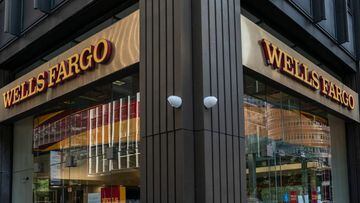 Vista de la sucursal cerrada de Wells Fargo Bank en Manhattan. Las ganancias se desplomaron en el banco debido a la pandemia de COVID-19.