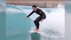 Max Holloway surfeando en la piscina de olas artificiales de Waco (Texas).