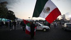 Los vendedores de banderas a las afueras del Estadio Azteca previo al encuentro entre México y Estados Unidos