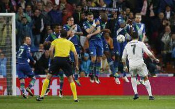 And Ronaldo makes it 3 for Madrid and claims his hat-trick with a free-kick.