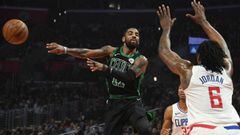 Kyrie Irving, base de los Boston Celtics, realiza un pase ante DeAndre Jordan, p&iacute;vot de Los Angeles Clippers.