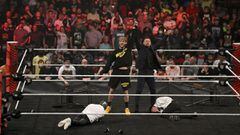 Logan Paul y The Miz tras golpear a Rey y Dominik Mysterio.