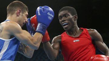 2016 Rio Olympics - Boxing - Quarterfinal - Men&#039;s Light Fly (49kg) Quarterfinals Bout 82 - Riocentro - Pavilion 6 - Rio de Janeiro, Brazil - 10/08/2016. Yuberjen Martinez Rivas (COL) of Colombia and Samuel Carmona Heredia (ESP) of Spain compete. REUTERS/Adrees Latif FOR EDITORIAL USE ONLY. NOT FOR SALE FOR MARKETING OR ADVERTISING CAMPAIGNS.