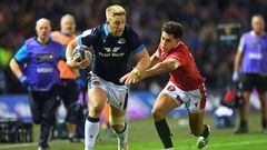 Scotland's wing Kyle Steyn (L) runs away from Wales' wing Rio Dyer (R) during the Six Nations international rugby union match between Scotland and Wales at Murrayfield Stadium in Edinburgh, Scotland on February 11, 2023. (Photo by ANDY BUCHANAN / AFP)