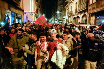 Cientos de marroquís celebran el pase por las calles de Bilbao. 