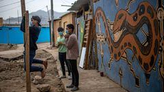 Youngsters play in front of a mural at the Cantagallo community, where some 300 families of the Shipibo Conibo ethnic group inhabit, in Lima on June 18, 2020. - The members of this Amazonic ethnic group settled in Lima inhale medicinal plants against the new coronavirus, from which three people have died and dozens were infected in their community. (Photo by ERNESTO BENAVIDES / AFP)
