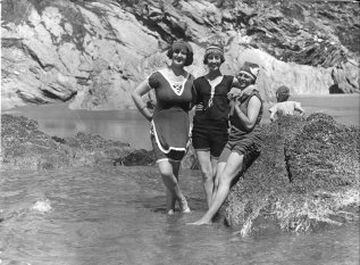 Tres mujeres en la playa en 1921.
