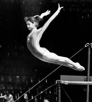 En Montreal 1976, la gimnasta artística de Rumania de apenas 14 años obtuvo siete máximas puntuaciones (10)-inédito hasta ese momento en Juegos Olímpicos- y las medallas de oro en las disciplinas de paralelas asimétricas y de barra de equilibrio, así como en la general individual.