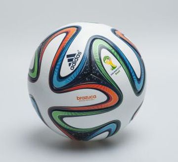 Mundial de Brasil 2014. Adidas 'Brazuca', con una nueva forma y textura de los paneles que lo componen. El nombre, escogido por votación popular, significa "brasileño" en el dialecto popular.
