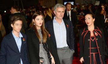 Mourinho con su mujer (derecha) y sus dos hijos