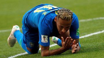 Neymar se lamenta durante el partido frente a Costa Rica.