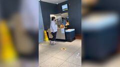 ¡Clienta se enoja y hace esto con la mascarilla de trabajadora del McDonalds!