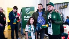 Valeri, junto a su hija y un fan de Portland Timbers. 