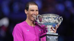 Rafael Nadal celebra su título en el Open de Australia 2022.
