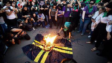 Feministas queman bandera del América y exigen disculpa pública
