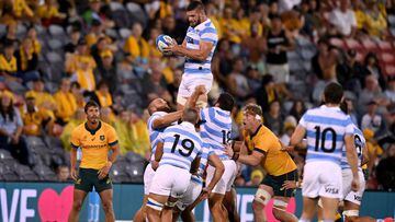 Newcastle (Australia), 21/11/2020.- Marcos Kremer of the Pumas takes a line out during the Tri Nations rugby match between the Argentina Pumas and Australian Wallabies at McDonald Jones Stadium in Newcastle, 21 November 2020. EFE/EPA/DAN HIMBRECHTS AUSTRALIA AND NEW ZEALAND OUT