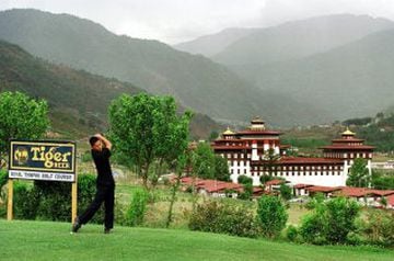 Este remoto campo de golf se encuentra a los pies del Himalaya. Aquí la pasión por el golf se convierte en un deporte de aventura, ya que llegar no es nada fácil. 