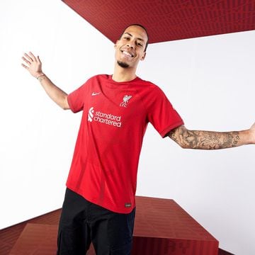 Liverpool presentó su nueva camiseta para la temporada 2022/23.