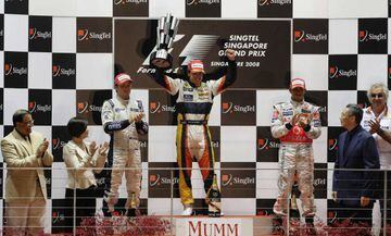 La victoria de Alonso en Singapur 2008, con Rosberg y Hamilton (el gran beneficiado aquel día en la lucha por el título). Briatore, a la derecha.