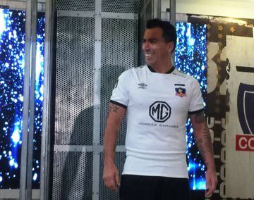 Esteban Paredes presentó la camiseta Umbro de Colo Colo, para la temporada 2019.
