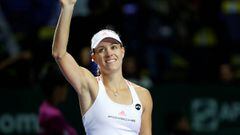 Kerber completes perfect sweep to reach semi-finals