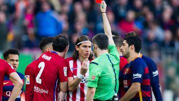BARCELONA, SPAIN - JANUARY 30: Referee Alberto Undiano Mallenco shows a red card to Filipe Luis (3rd R) after fouling Lionel Messi during the La Liga match between FC Barcelona and Club Atletico de Madrid at Camp Nou on January 30, 2016 in Barcelona, Spai