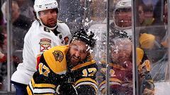 Boston Bruins y Florida Panthers protagonizaron un emocionante y disputado partido en la NHL en el que por momentos saltaron chispas. Como esta acción en la que el jugador de los Panthers Colin White (6) empuja contra  el cristal a Nick Foligno (17) en el TD Garden de Boston (Massachusetts). El resultado final: 5-3 para los locales. 