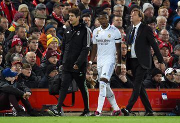 Alaba retires under his own power, along with the doctors, after getting injured at Anfield.