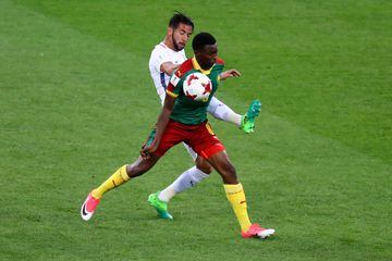 Soccer Football - Cameroon v Chile - FIFA Confederations Cup Russia 2017 - Group B - Spartak Stadium, Moscow, Russia - June 18, 2017   Chile’s Mauricio Isla in action with Cameroon’s Benjamin Moukandjo    REUTERS/Kai Pfaffenbach