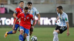 Chile&#039;s Alexis Sanchez (L) and Argentina&#039;s Giovani Lo Celso (R) vie for the ball during their South American qualification football match for the FIFA World Cup Qatar 2022 at Zorros del Desierto Stadium in Calama, Chile on January 27, 2022. (Pho