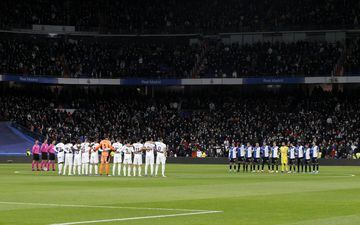 Los jugadores del Real Madrid y Alavés guardan un respetuoso minuto de silencio por el fallecimiento de Berasaluce (ex de ambos equipos) y de Carlos Sutter (veterano blanco).