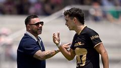 Pumas' head coach Antonio Mohamed (L) talks with his player Juan Dinenno during the Clausura 2023 Mexican Tournament match against Toluca at the Olimpico Universitario Mexico 68 stadium in Mexico City on April 16, 2023. (Photo by ALFREDO ESTRELLA / AFP)
