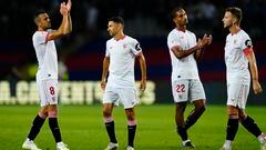 Los jugadores del Sevilla saludan a la afición.