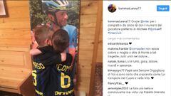 Tommaso y Giacomo, los hijos gemelos de Michele Scarponi, posan abrazados con las camisetas del Inter de Mil&aacute;n ante un retrato de su padre.
