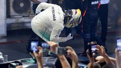 Lewis Hamilton celebrando su victoria en Singapur.