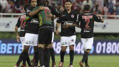 Los jugadores de Xolos celebran su m&aacute;s reciente triunfo sobre Chivas en la cancha del Omnilife ocurrido en la Jornada 17 del Apertura 2012.