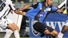 <b>PELEA. </b>El jugador del Atalanta Schelotto es agarrado a la vez por Pinzi y Asamoah, del Udinese.