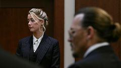 Actors Amber Heard and Johnny Depp watch as the jury comes into the courtroom at the Fairfax County Circuit Courthouse in Fairfax, Virginia, U.S., May 17, 2022. Brendan Smialowski/Pool via REUTERS
