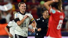 Germany's striker Alexandra Popp celebrates scoring her team's second goal during the UEFA Women's Euro 2022 quarter final football match between Germany and Austria at the Brentford Community Stadium, in London, on July 21, 2022. (Photo by JUSTIN TALLIS / AFP) / No use as moving pictures or quasi-video streaming. 
Photos must therefore be posted with an interval of at least 20 seconds.