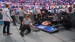Kevin Owens ataca a Roman Reigns durante SmackDown.