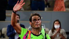 Rafa Nadal saluda al p&uacute;blico tras su derrota ante Novak Djokovic en las semifinales de Roland Garros 2021.