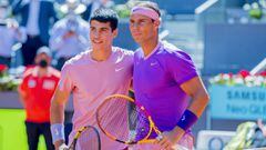 Los tenistas espa&ntilde;oles Carlos Alcaraz y Rafa Nadal posan antes de su partido en el Mutua Madrid Open 2021.