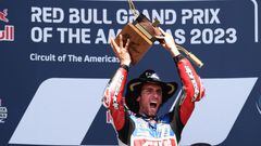 Austin (United States), 16/04/2023.- Spanish rider Alex Rins of the LCR Honda Castrol Team raises the first place trophy during the trophy ceremony of the MotoGP category race for the Motorcycling Grand Prix of The Americas at the Circuit of The Americas in Austin, Texas, USA, 16 April 2023 (Motociclismo, Ciclismo, Estados Unidos) EFE/EPA/ADAM DAVIS
