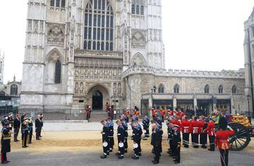 El ataúd de la reina Isabel de Gran Bretaña fuera de la Abadía de Westminster en Londres.