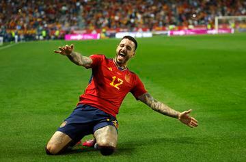 Joselu celebrando su primer gol con España.