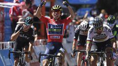 El ciclista australiano Caleb Ewan, del equipo Orica-Scott, celebra su victoria en la cuarta etapa del Tour Down Under en Campbelltown (Australia) por delante de Peter Sagan y Danny Van Poppel.