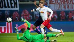 Leipzig&#039;s forward Timo Werner and Schalke&#039;s goalkeeper Ralf Faehrmann vie for the ball during the German first division Bundesliga football match between RB Leipzig and Schalke 04 in Leipzig, eastern Germany on December 3, 2016.  / AFP PHOTO / J